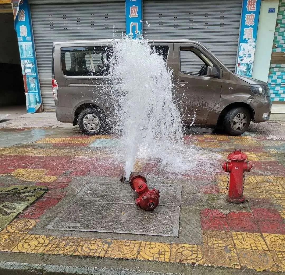 正能量!一消防栓被车撞断,供水抢修人员奋力入水排险1 正能量!一消防栓被车撞断,供水抢修人员奋力入水排险1