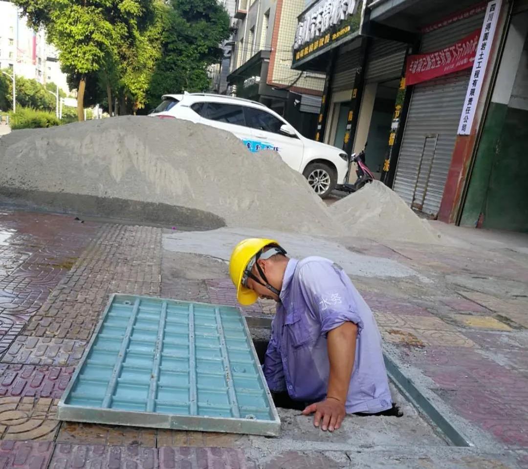正能量!一消防栓被车撞断,供水抢修人员奋力入水排险2 正能量!一消防栓被车撞断,供水抢修人员奋力入水排险2
